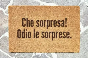 Zerbino personalizzato con scritta CHE SORPRESA! ODIO LE SORPRESE.