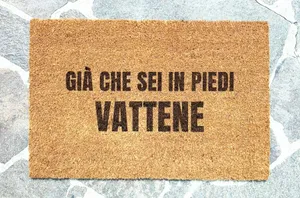 Zerbino personalizzato con scritta GIÀ CHE SEI IN PIEDI VATTENE