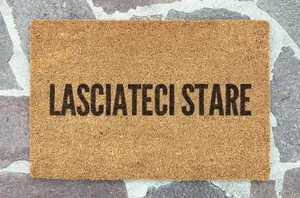 Zerbino personalizzato con scritta LASCIATECI STARE
