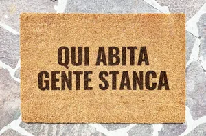 Zerbino personalizzato con scritta QUI ABITA GENTE STANCA